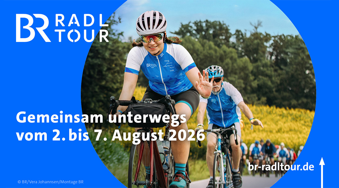 Zwei Radfahrende in blauen Trikots lächeln in Kamera, fahren hintereinander, weitere Radfahrer folgen, ein großer blauer Kreisrahmenausschnitt fasst das Fahrradmotiv ein, oben links steht BR Radltour, darunter das Datum der BR-Radltour 2026